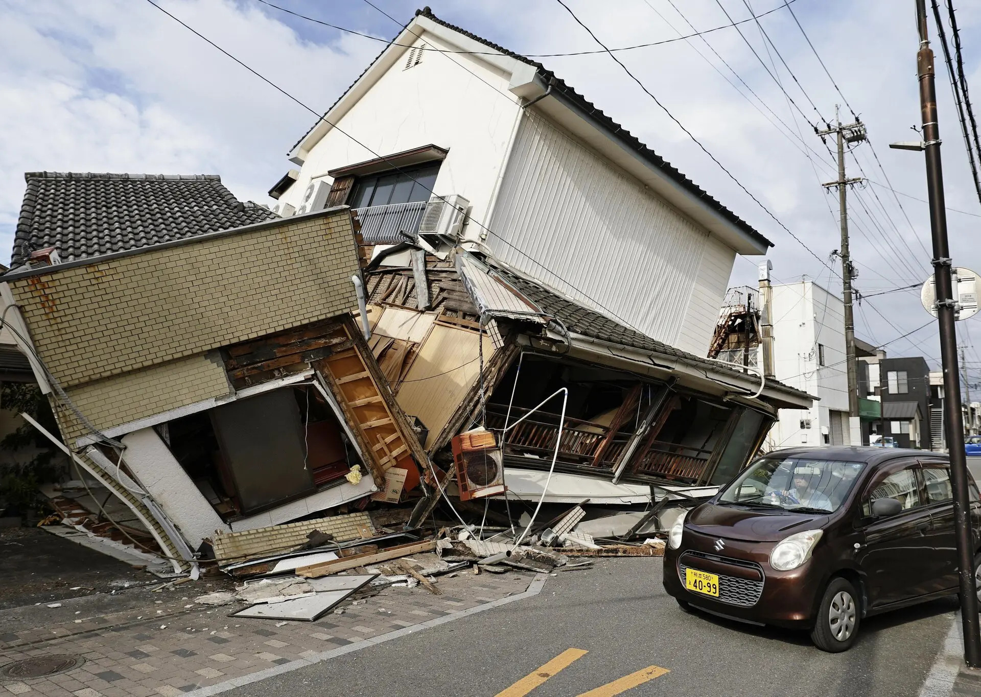 29int japan quake rescue 01 ptmw superJumbo.jpg