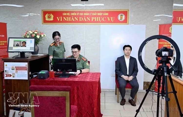 vnanet-nguoi-nuoc-ngoai-lam-dinh-danh-dien-tu-muc-2-tai-cuc-xnc.jpg