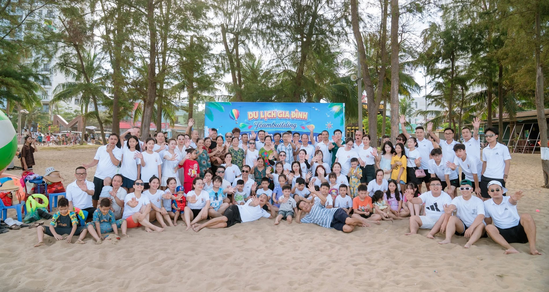 Hanoi family's 100-member holiday strengthens family bonds