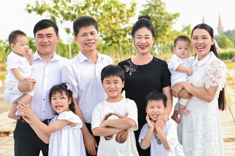 Three sisters marry brothers of another family, creating unique familial ties