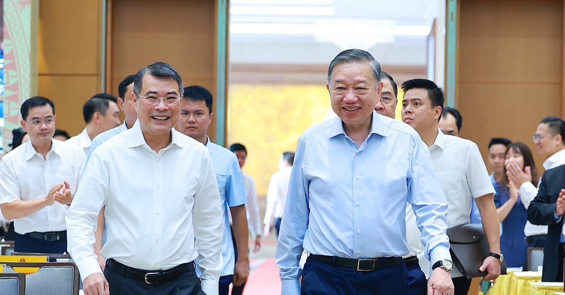 Vietnam leaders discuss growth strategy at June Government meeting