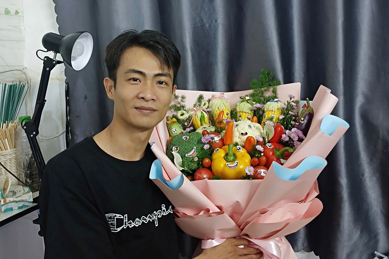 Can Tho man turns vegetables into one-of-a-kind gifts