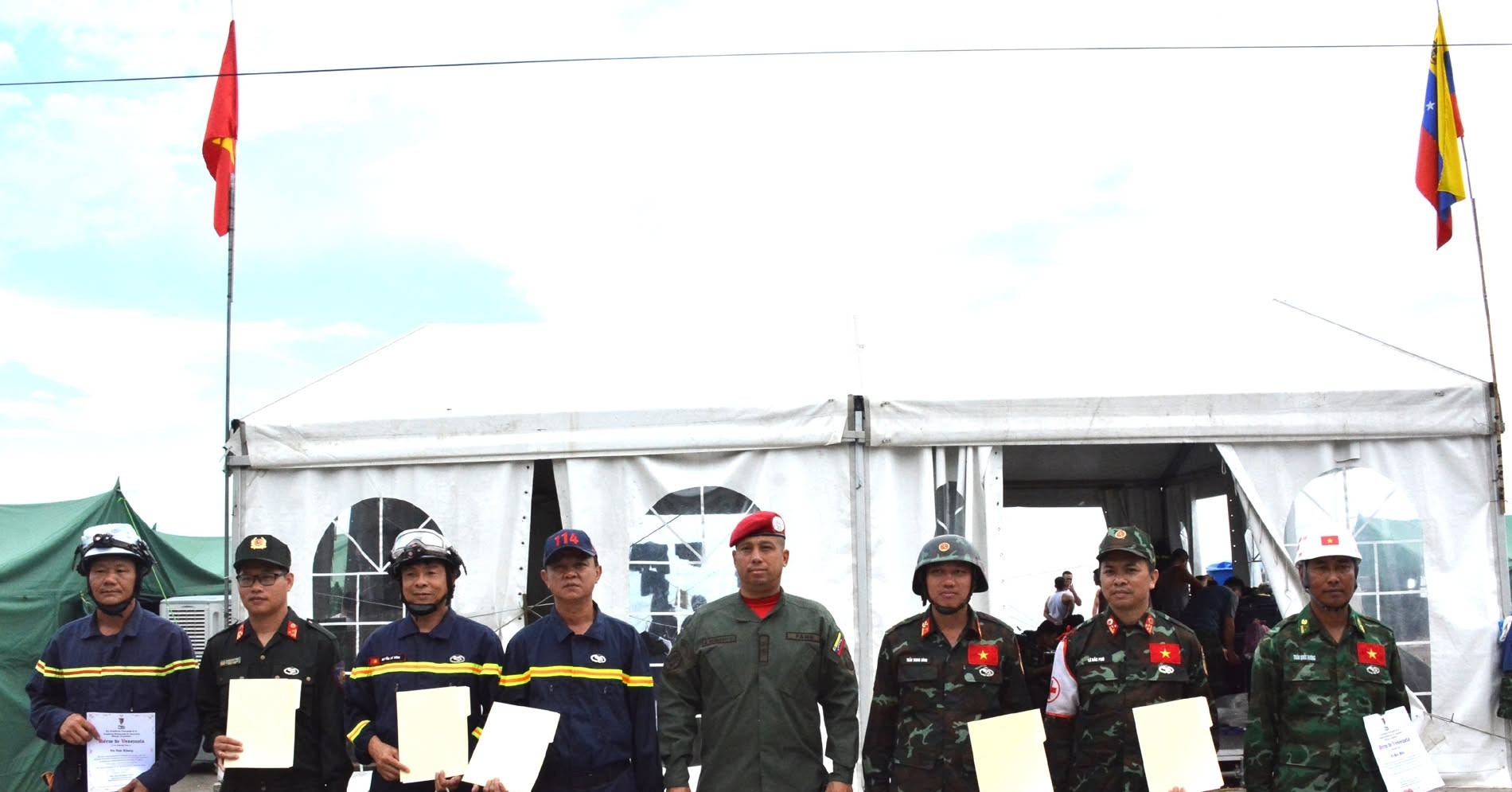 Venezuela honors Vietnam's earthquake rescue team with hero medals
