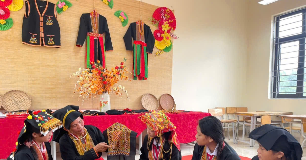Embroidery and new roads unite Dao communities in Quang Ninh