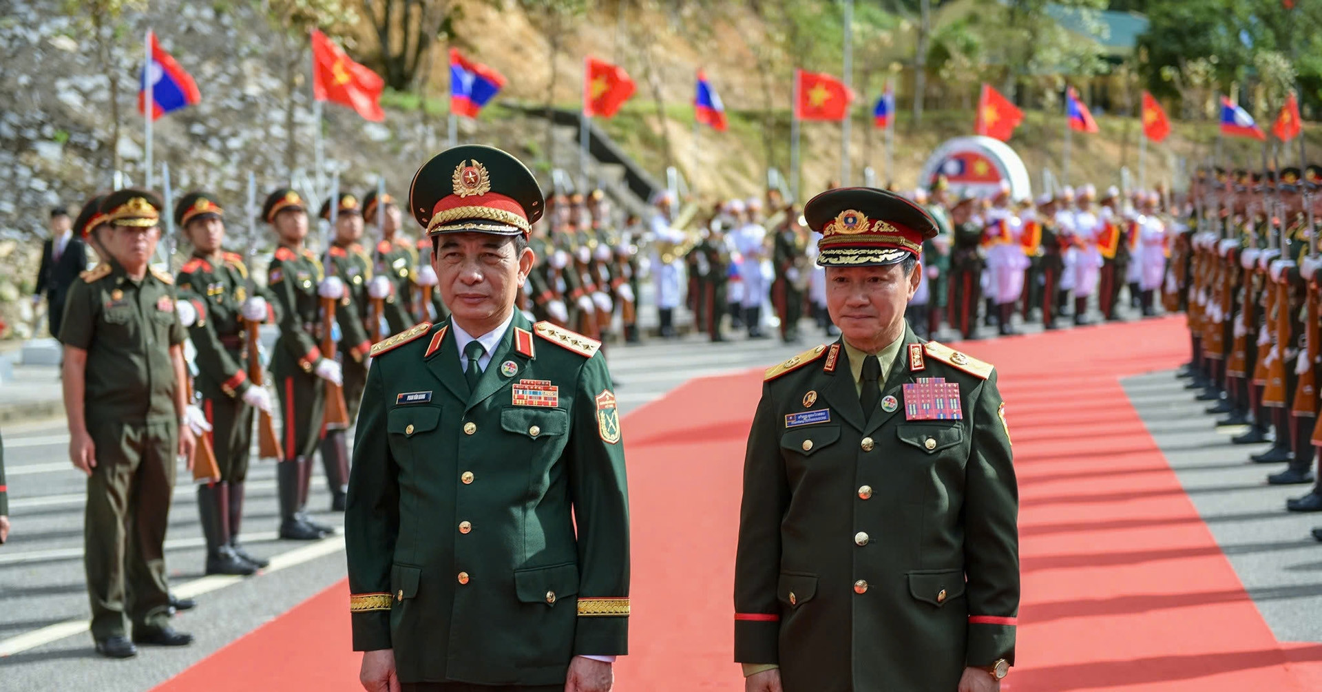 Vietnam, Laos defense chiefs meet at border for friendship exchange
