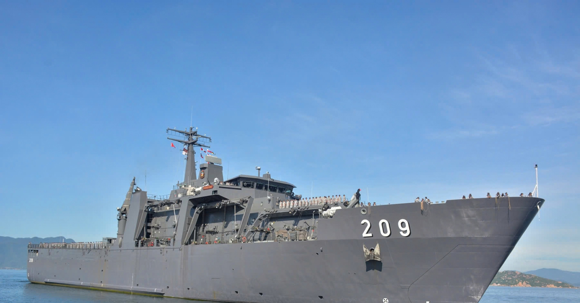Singapore naval vessel arrives at Cam Ranh International Port