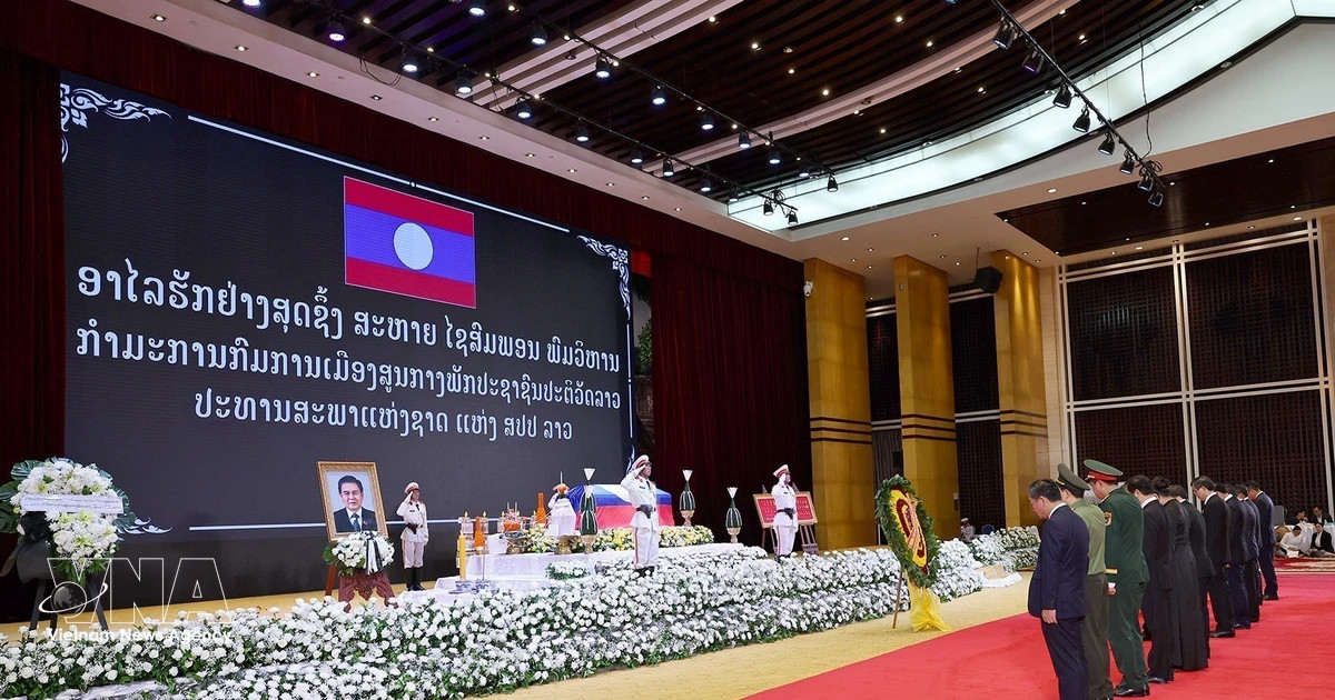 Vietnamese top legislator pays tribute to Lao NA President