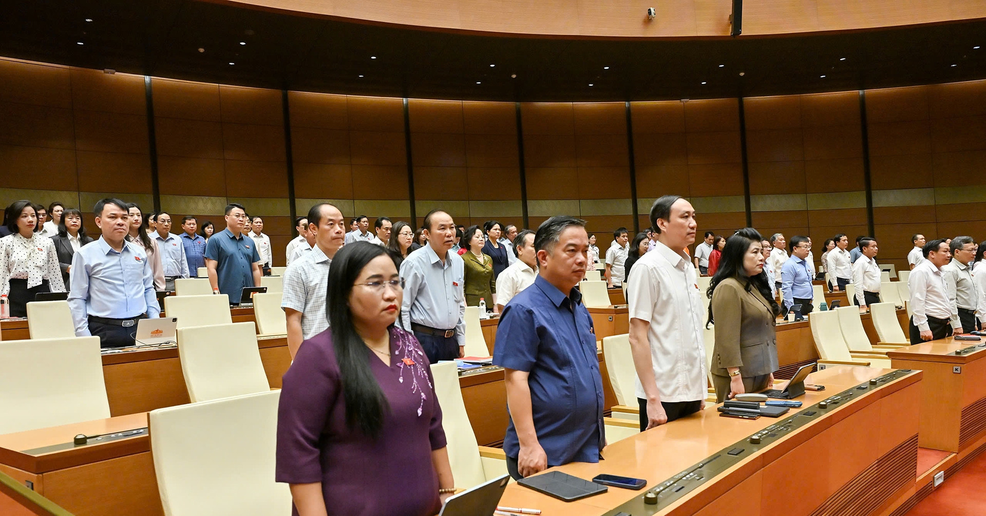 Vietnam's parliament observes silence for Lao NA President