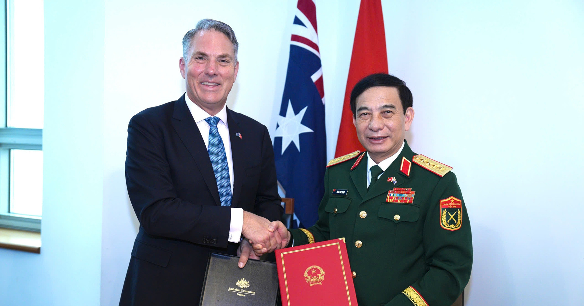 Vietnam invites Australia to international defense expo in December