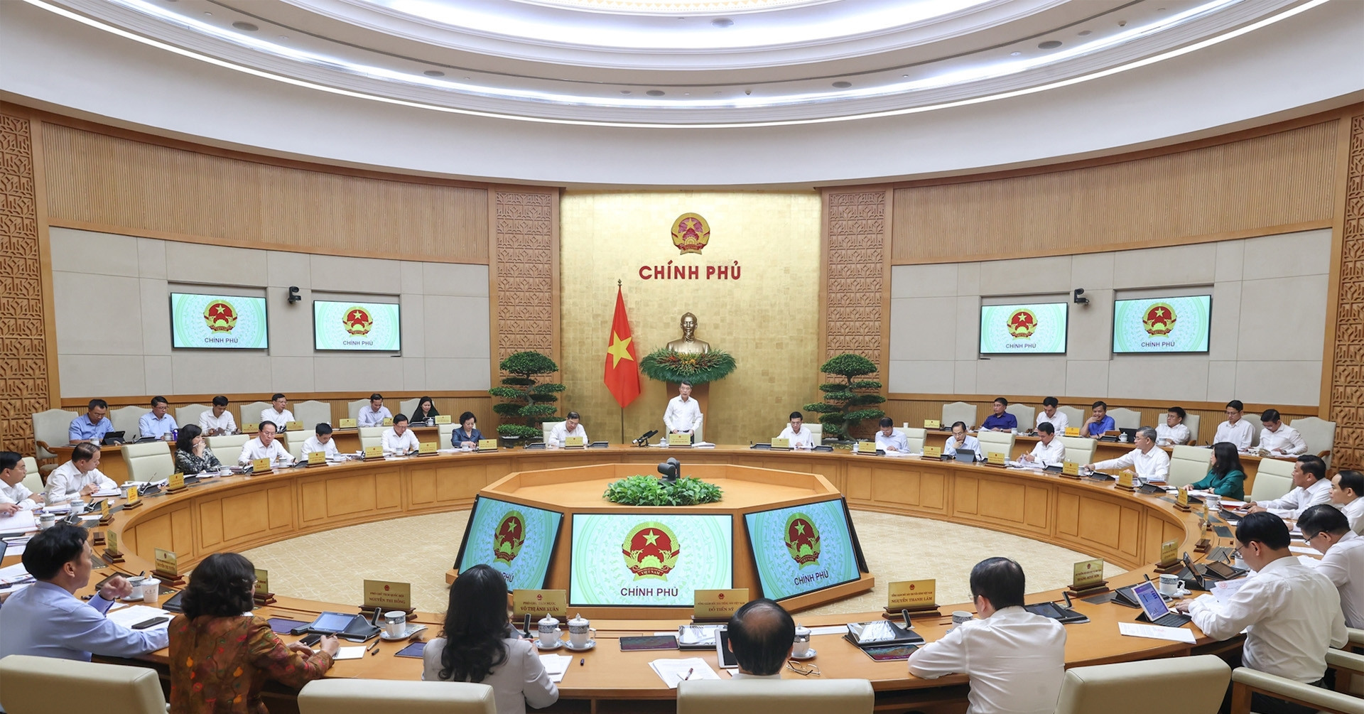 Vietnam sets October deadline for ministry restructuring