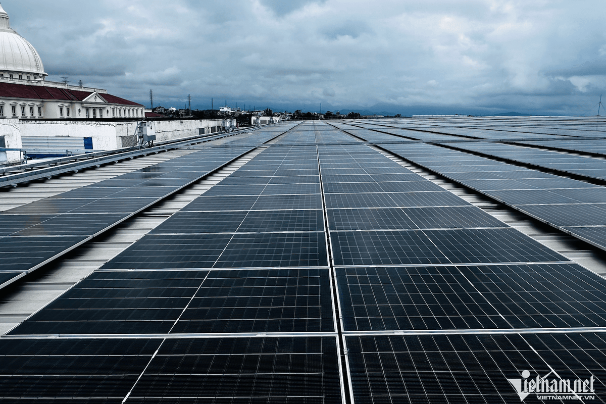 Rooftop solar usage cuts manufacturers' monthly power costs