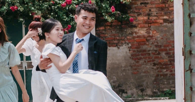 Love at first sight: Ninh Binh man carries his bride through life