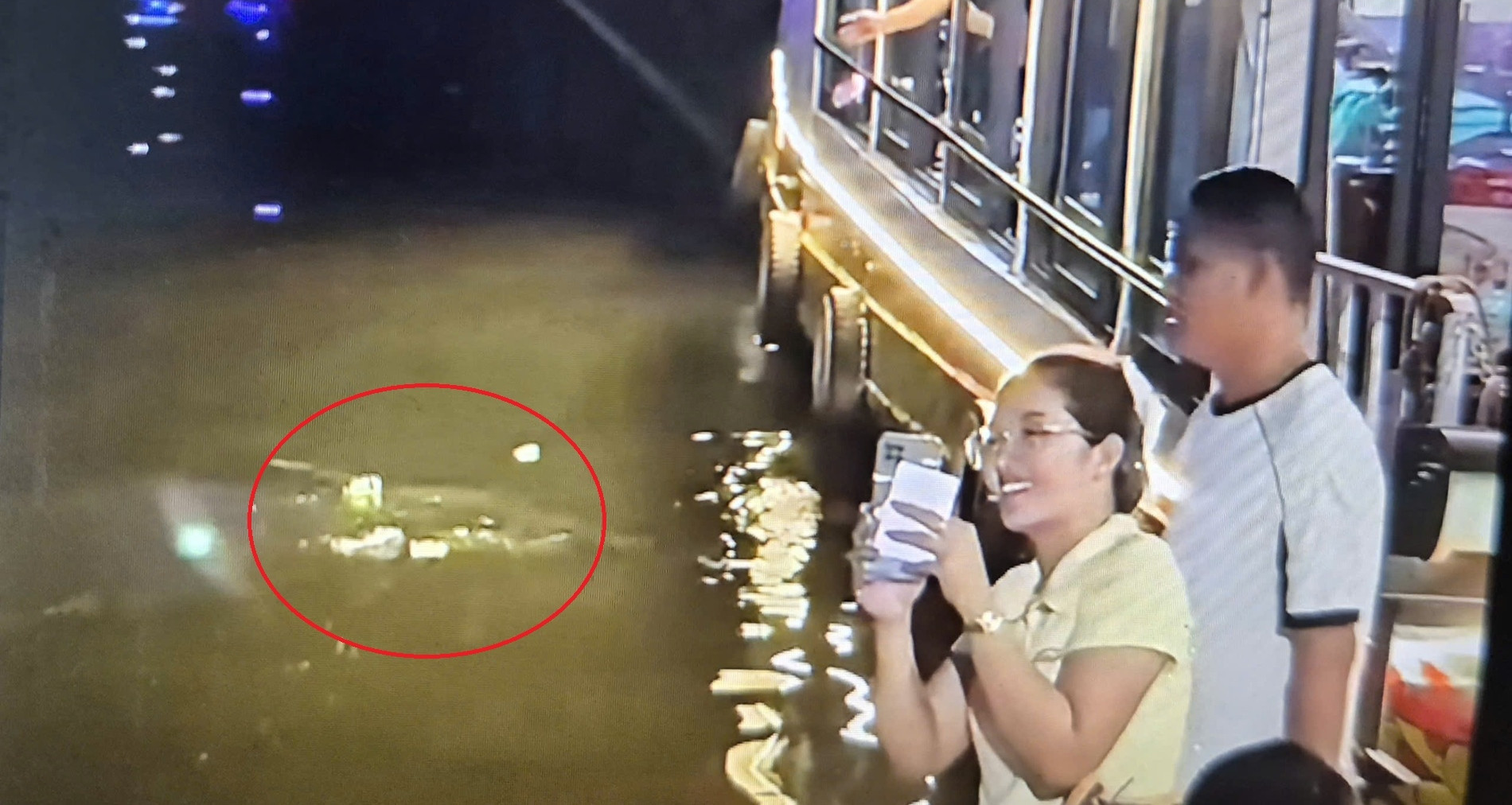 Hue orders action after tourist boat dumps trash into Perfume River