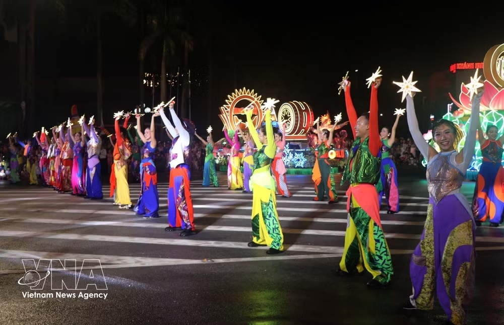 vnanet-potal-nghe-an-hang-nghin-nguoi-dan-hoa-minh-vao-le-hoi-carnival-ruc-ro-sac-mau-8964035.jpg