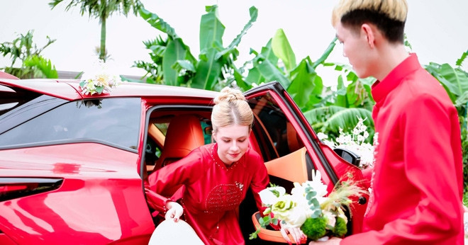 Russian bride discovers a golden Vietnamese wedding tradition