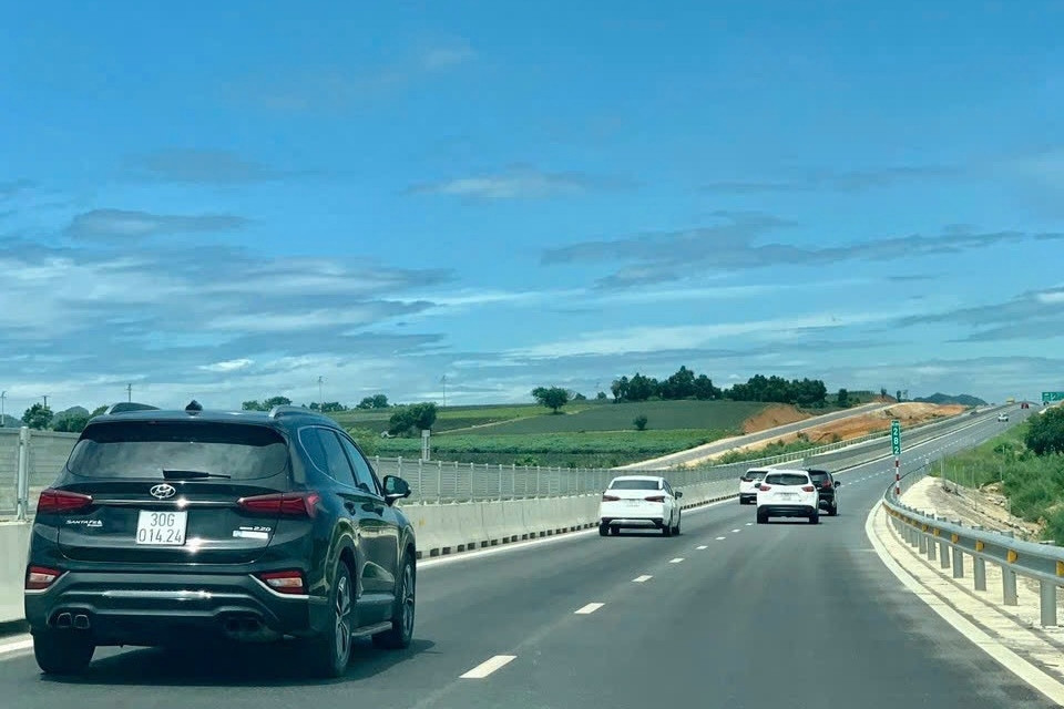 Debate grows over whether drivers in left lane must yield on expressways