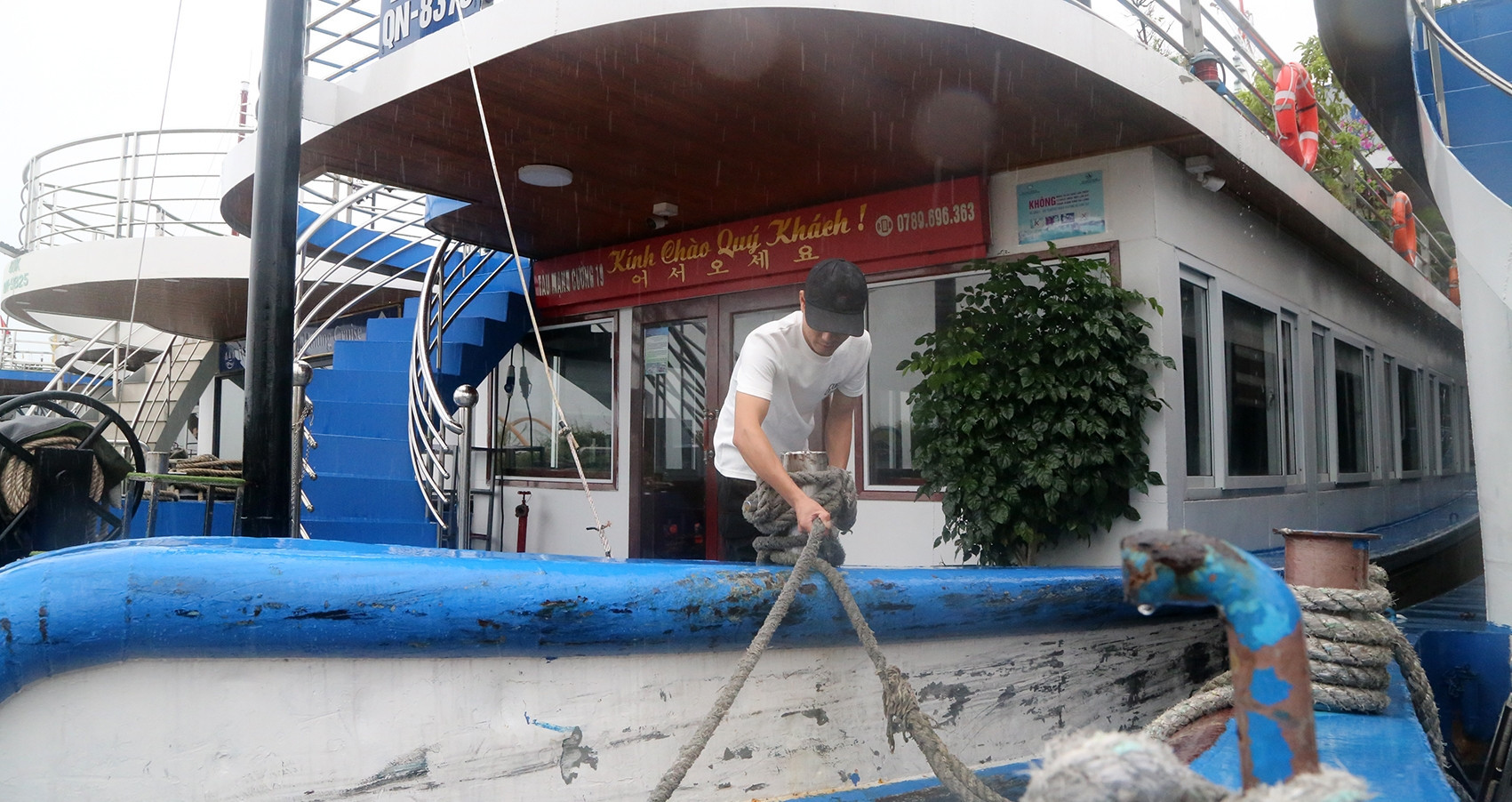 Ha Long tourist boats seek shelter as Storm Narra approaches