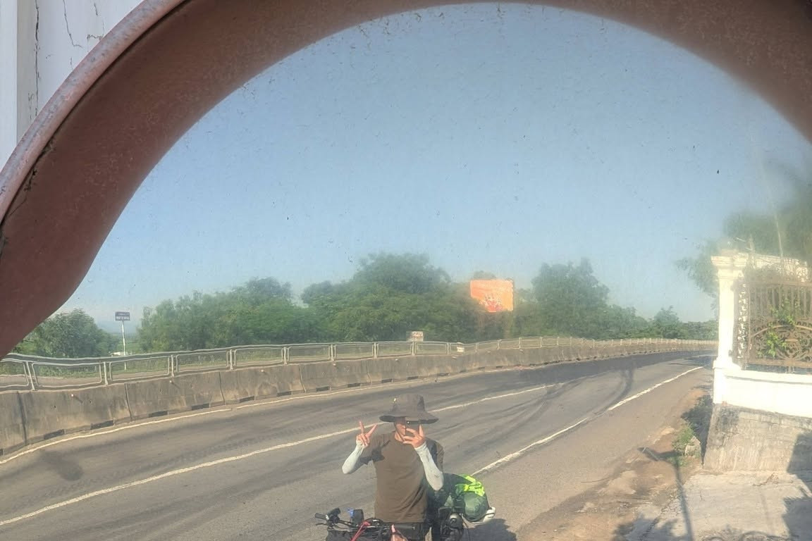 Recent high school graduate cycles 1,900 km across Vietnam in 14 days