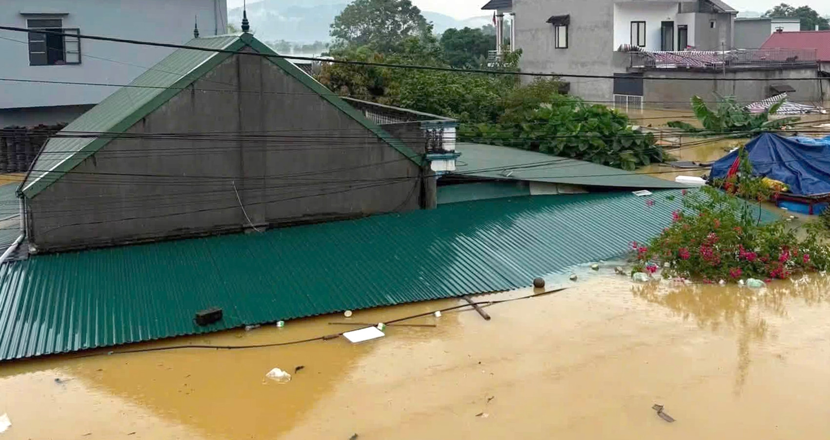 Floodwaters reach rooftops as Storm Narra pounds Lang Son