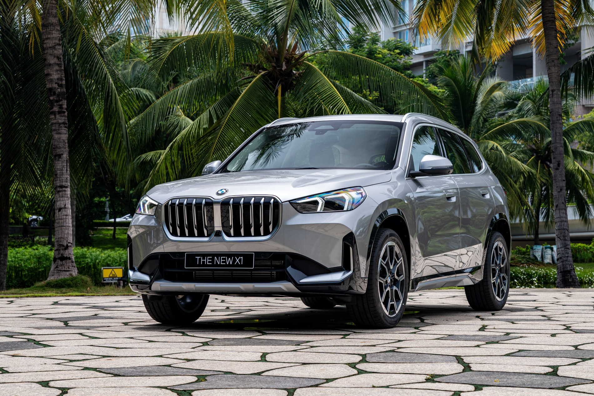 Billion-dong luxury cars flood into Vietnam as year-end competition heats up