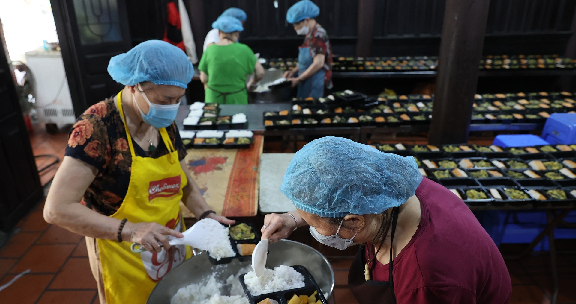 Hanoi temple kitchen serves 150,000 free meals a year