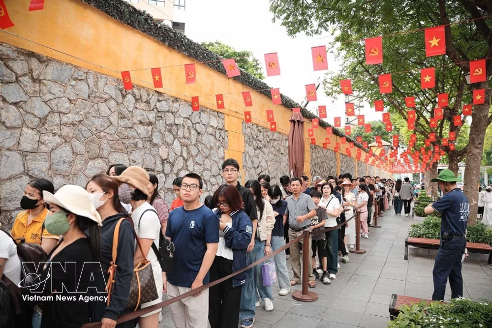 A long queue of visitors waiting to enter the Hoa Lo Prison Relic. (Photo: VNA)
