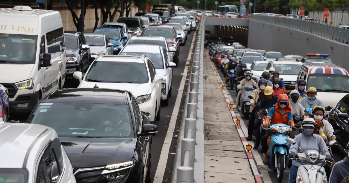 HCM City to restrict high-emission vehicles from center in 2027