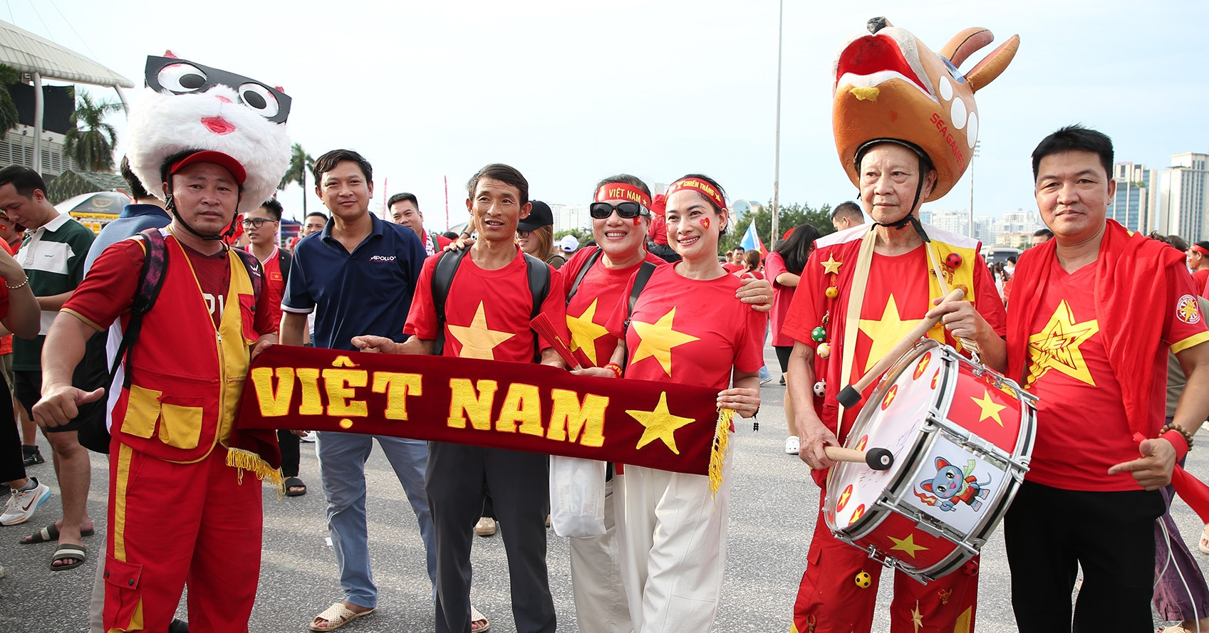 Sea of red gathers at My Dinh hours before ASEAN Cup final