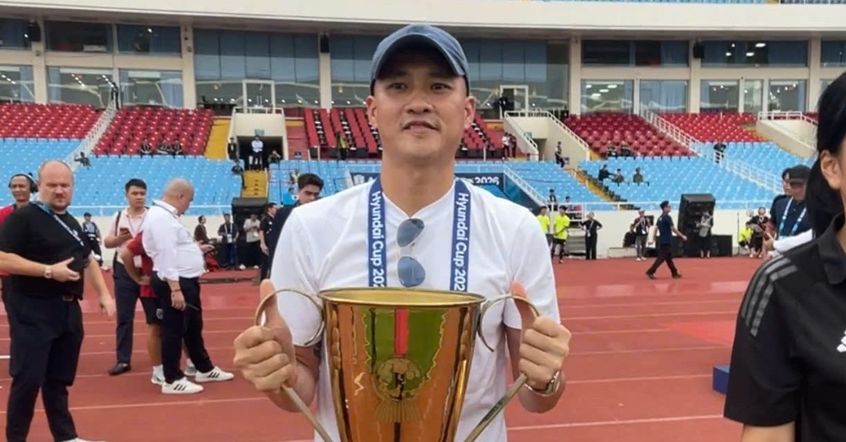 Vietnam legend Cong Vinh brings ASEAN Cup trophy onto My Dinh pitch