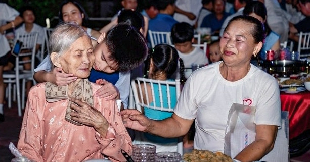 At 94, Vietnamese grandmother travels with 81 family members