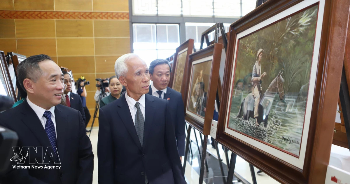 Exhibition featuring paintings of President Ho Chi Minh opens in Laos