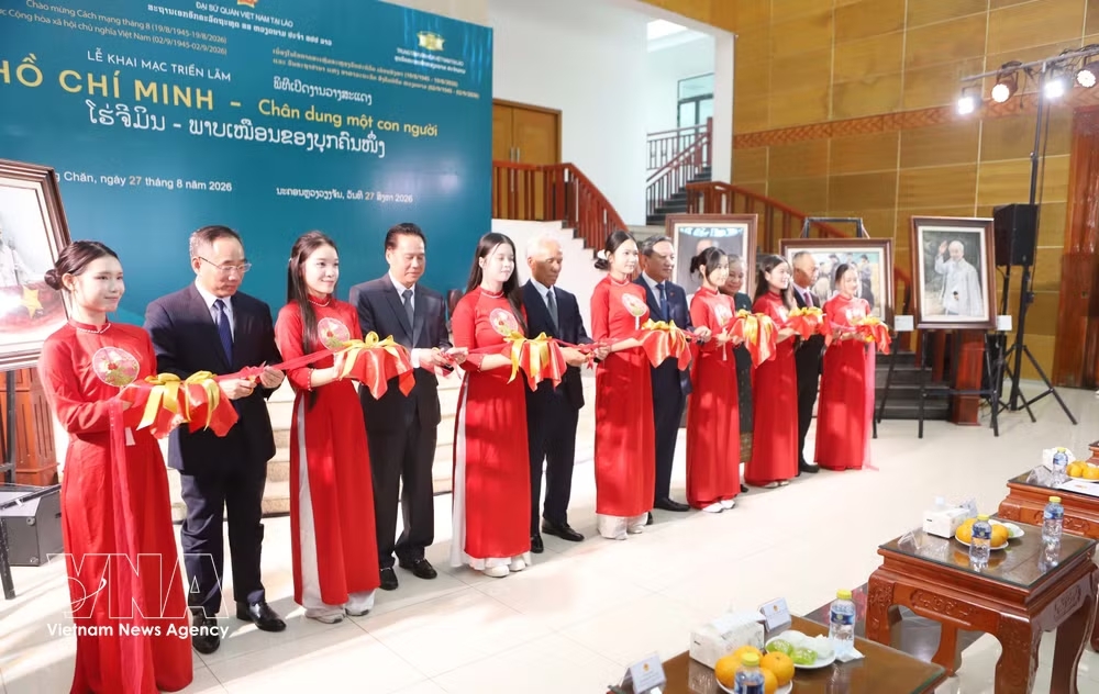 vnanet-potal-trien-lam-ho-chi-minh-chan-dung-mot-con-nguoi-tai-lao-8988123.jpg