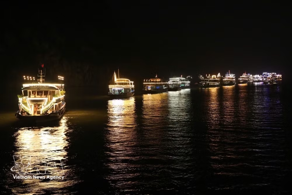 vnanet-potal-ruc-ro-chuong-trinh-trinh-dien-anh-sang-tau-du-lich-tren-vinh-ha-long-8988091.jpg