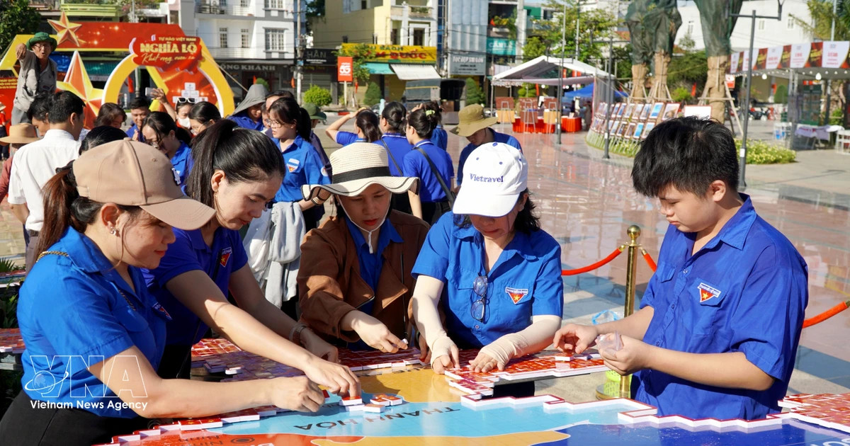 Quang Ngai: 8,100 national flags form shape of Vietnam