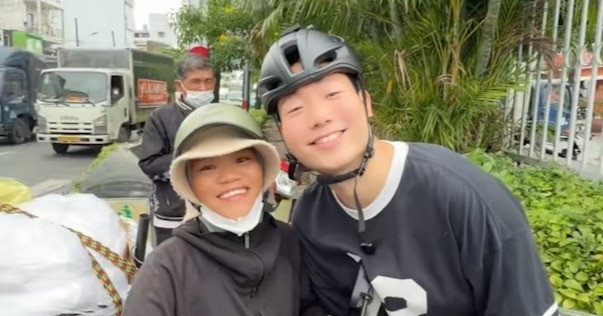 Korean tourist stunned by Vietnamese fruit seller's fluent Korean