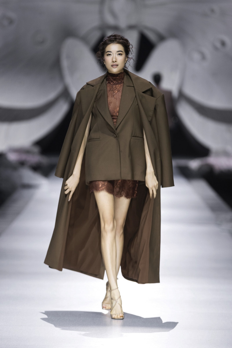 https://static-images.vnncdn.net/vps_images_publish/000001/000003/2026/8/3/fashion-show-003-1066.jpg