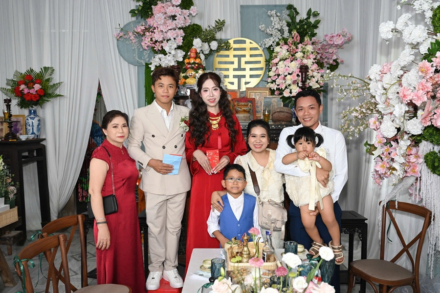 Groom stands on 25cm chair to take photograph with 1.82m bride