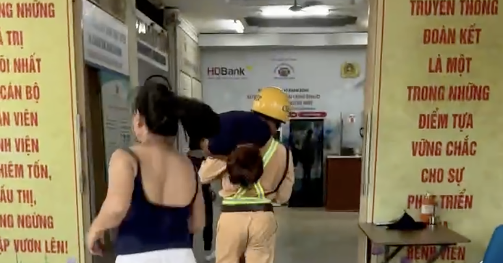 Police clear rush-hour traffic to save British tourist in Quang Ninh
