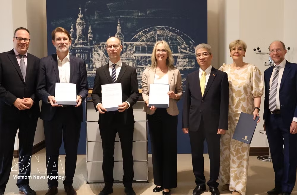 vnanet-letter-of-intent-for-germanvietnam-hub.jpg
