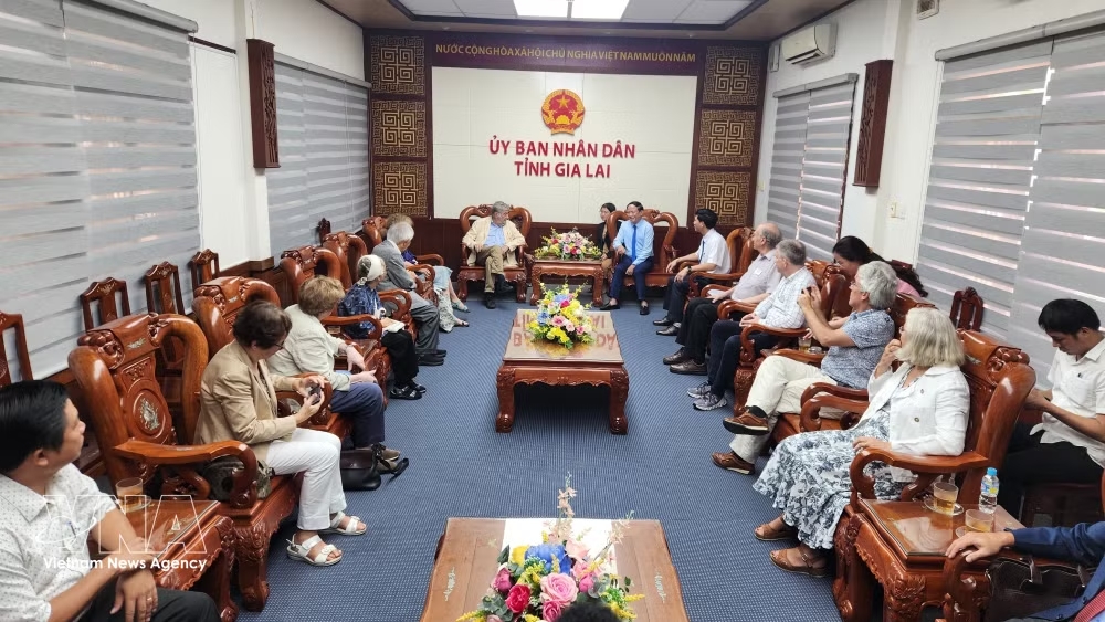 vnanet-chu-tich-ubnd-tinh-gia-lai-pham-anh-tuan-gap-go-trao-doi-voi-giao-su-serge-haroche-nguoi-doat-giai-nobel-vat-ly-2012-va-doan-cac-nha-khoa-hoc-nuoc-ngoai.jpg
