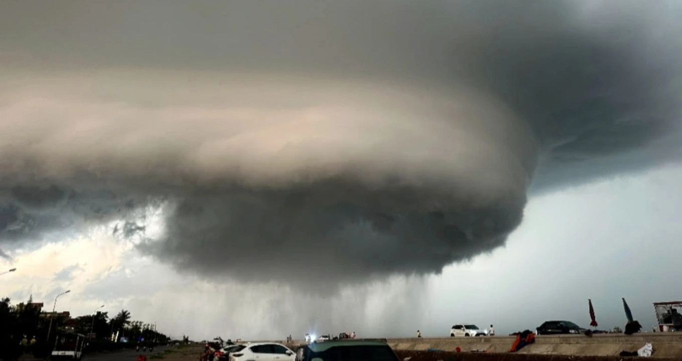 Tornado-shaped cloud draws attention over Ninh Binh coast