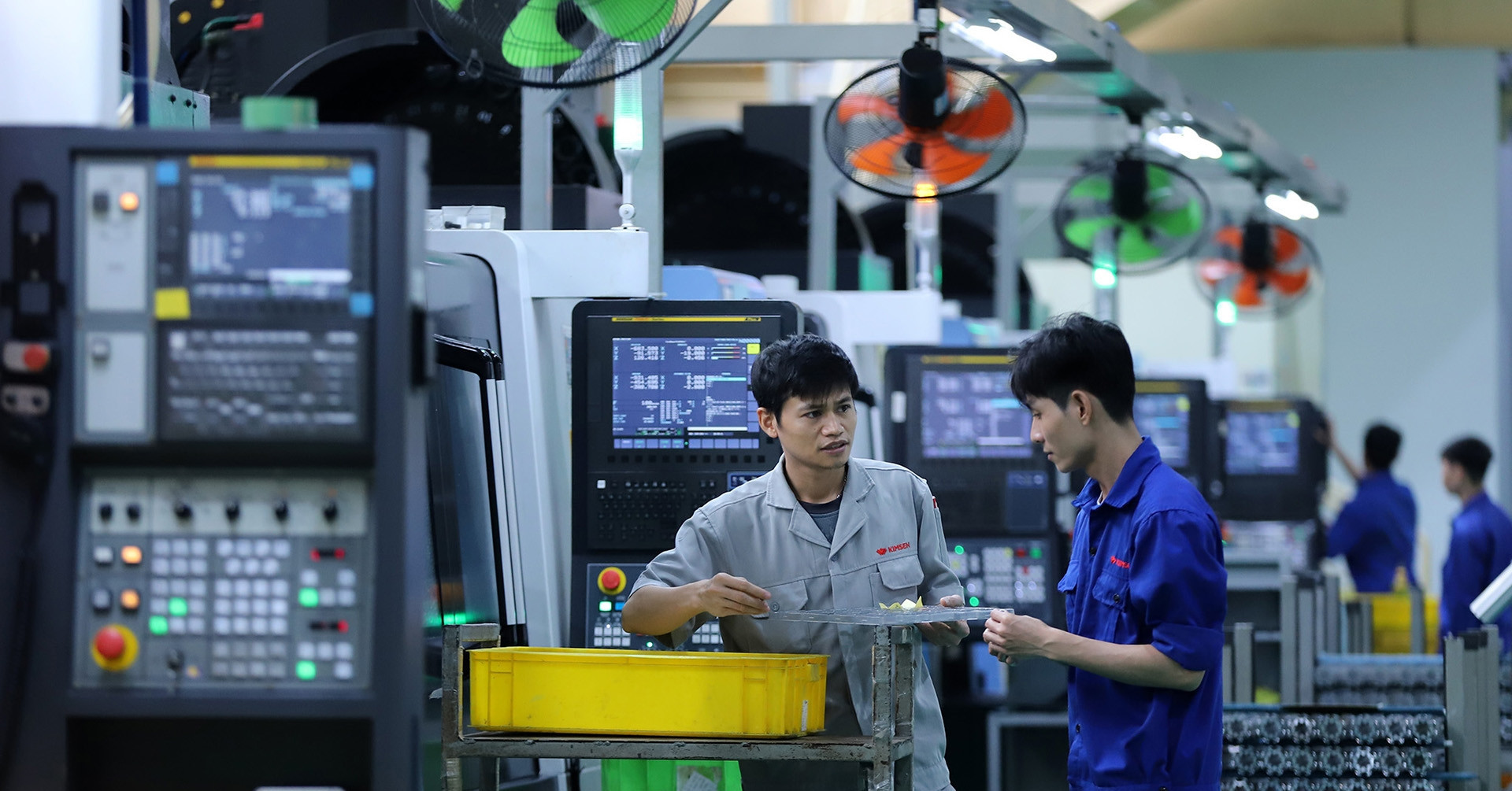 Vietnam moves to attract foreign experts with better pay policies