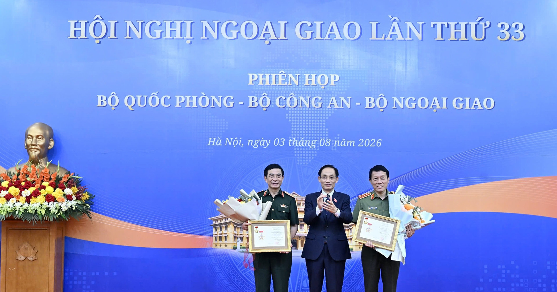 Foreign Affairs Medal awarded to two senior Vietnamese ministers