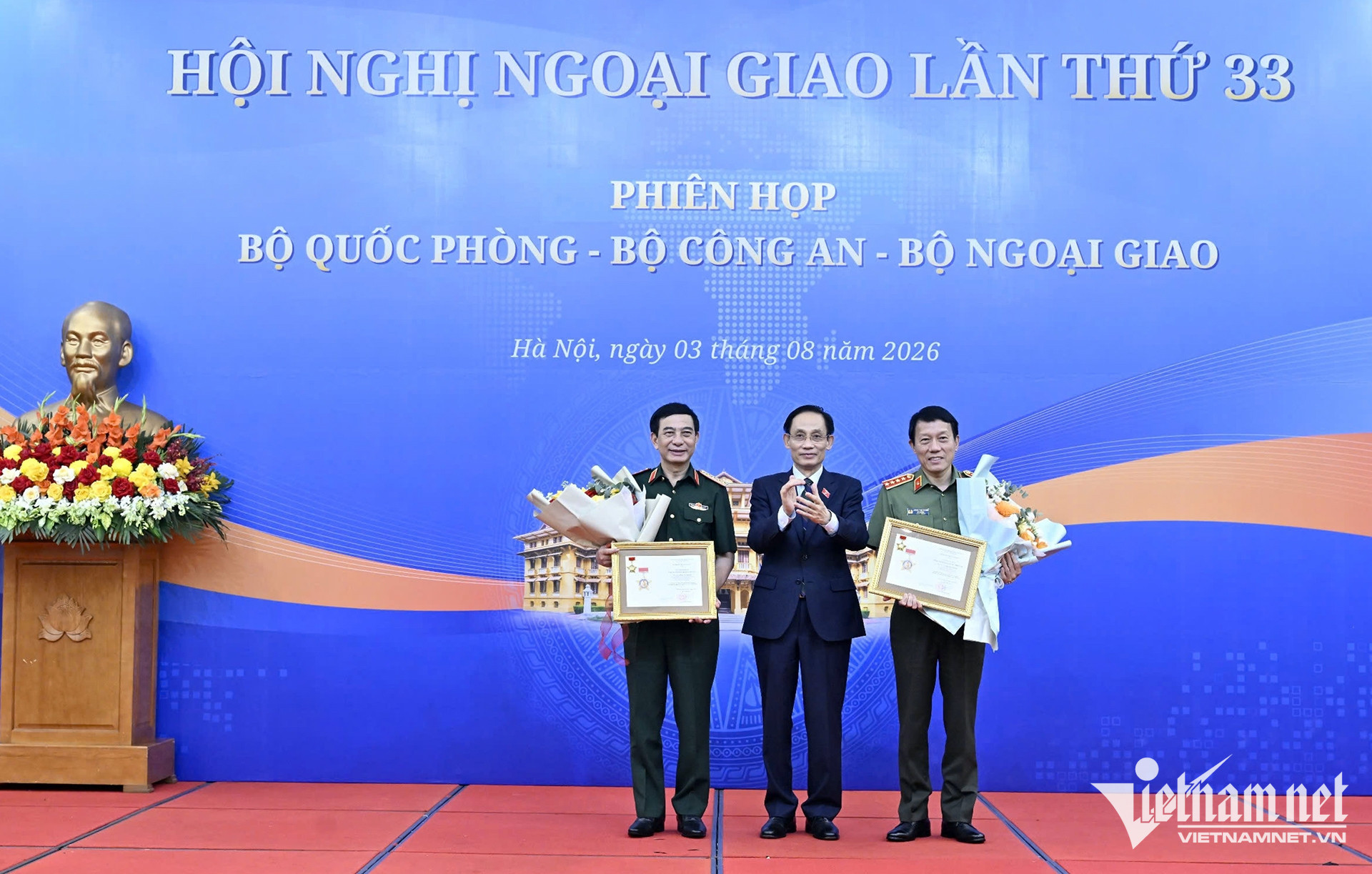 W-trao kỷ niệm chươngh ngoại giao.jpg