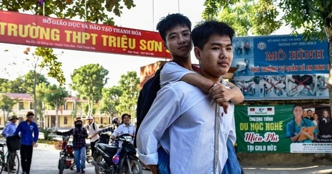 Student who carried friend to school graduates as doctor