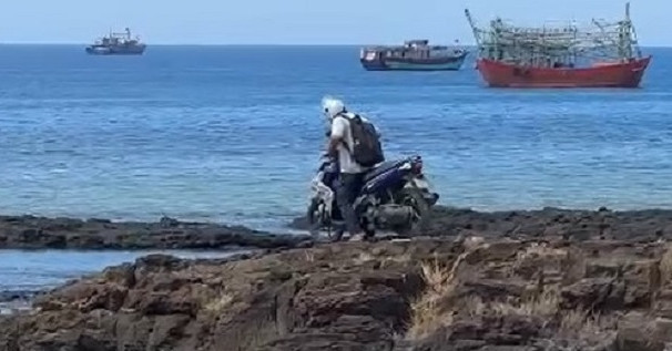 Foreign tourist warned after riding onto Ly Son's To Vo Gate