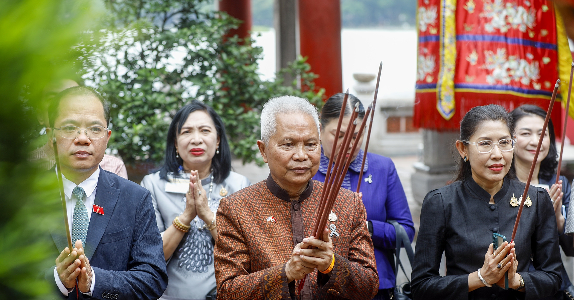 Thai Parliament Speaker visits Ngoc Son Temple during Vietnam trip