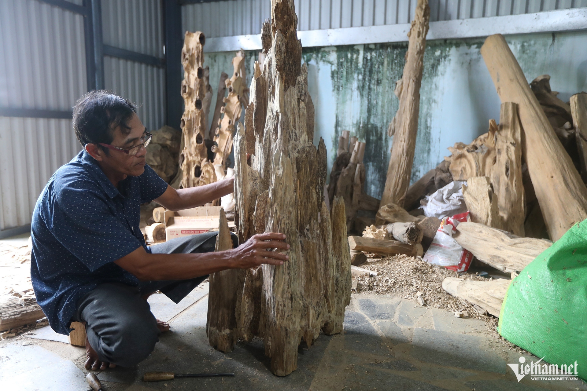 The intricate craft of extracting value from agarwood by workshop artisans