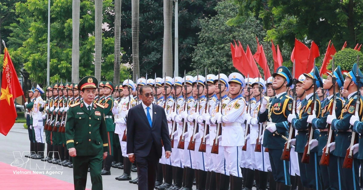 Vietnamese, Malaysian Defence Ministers hold talks in Hanoi