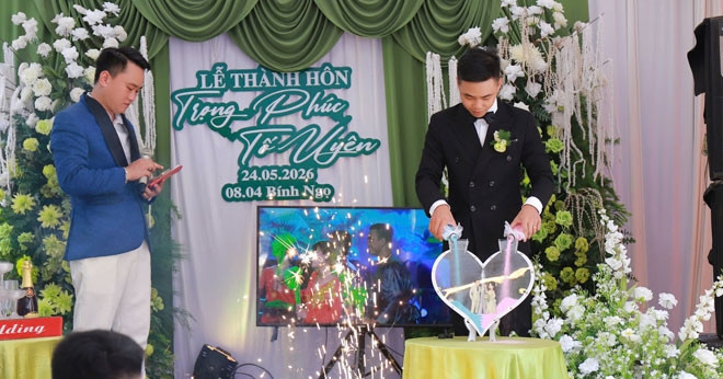 Groom holds wedding alone as hospitalized bride watches by video